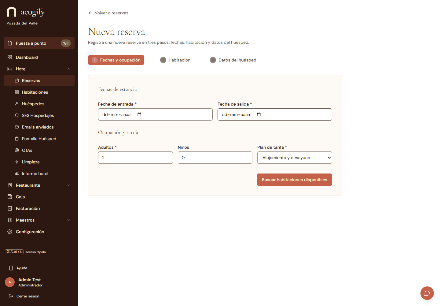 El asistente de nueva reserva: fechas, habitaciones disponibles con precio calculado y datos del titular.