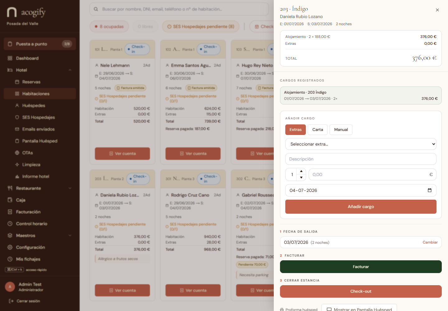 Cuenta de la habitación con los cargos del restaurante y el check-out en una pantalla